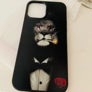 Telefon skal  - Säljer ett telefon skal för 100kr som köptes för 219kr. Helt oanvänd!  iPhone 12 pro max. Frakt ingår🫶🏻