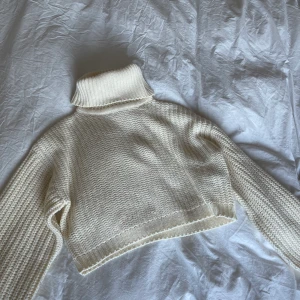 Sweatshirt med krage - Vit stickad sweatshirt med krage