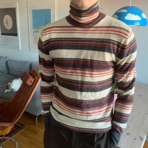 Stickad polotröja M - Randig stickad polotröja i storlek M. Reclaimed vintage. Fint skick