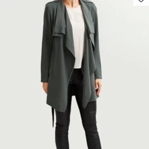 Kappa Object - Säljer min grön/bruna kappa från object då den längre inte kommer till användning! Perfekt till våren och tidig höst❤️ 