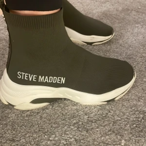 Steve medden - Jag säker mina skor då dom inte kmr till användning jag köpte dom för ungefär 2 månader och har använt dom ett fåtal gånger jag köpte dom för 1100 och säljer dom för 400 kr och dom är storlek 38/39