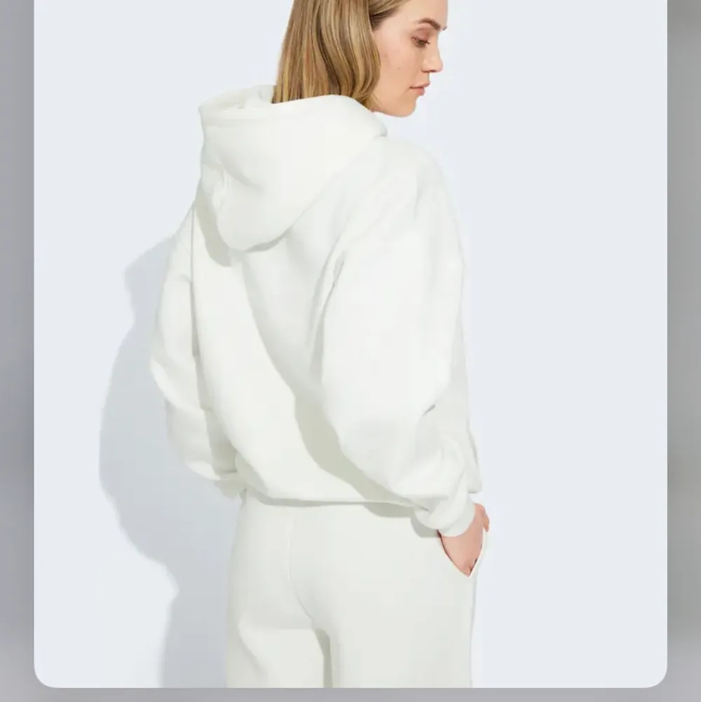 Säljer min vita hoodie från bikbok. Den är i storlek XS men passar mig som har S/M. Den är jättefin men lite nopprig. Säljer för att den inte använts så mycket. Hör av dig vid frågor💕. Hoodies.