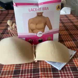 Lace-it Bra ger en förbättrad dekolletage och optimalt axelbandslöst stöd – din idealiska lösning för alla axelbandslösa, rygglösa och andra avslöjande outfits! De två kopparna på varje Lace-it Bra kommer att passa perfekt tack vare den överlägsna och åte