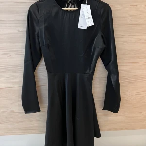 Svart klänning Gina Tricot - Svart klänning med öppen rygg från Gina Tricot. Aldrig använd! Frakt tillkommer🤗