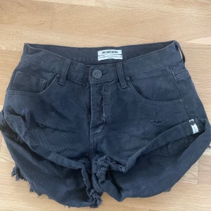 Svarta One teaspoon shorts  - Svarta one teaspoon shorts. Sparsamt andvända. Storlek 24. 