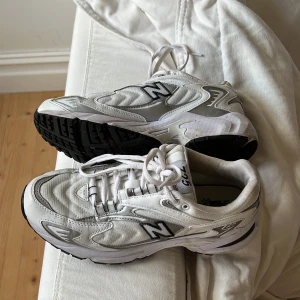 New balance 725  - Svinsnygga new balance i gott skick, size 40. Säljer pga förstora på mig! Pris kan diskuteras, köpta för 1200, slutsålda överallt! 