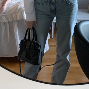 Zara väska - skit snygg väska från zara, är i väldigt fint skick o har inga tecken på användning! väldigt rymlig också💕