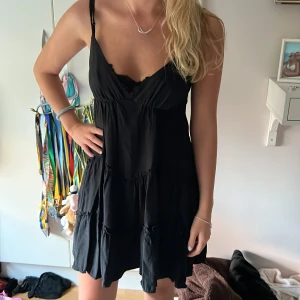 Svart klänning - Svart klänning, identiskt med zara klänningen från USA kommer inte ihåg vad affären hette! Jätte skön och sitter så bra men har en väldigt lik därför säljer jag! Passar allt mellan XS-L då banden är juster bara Nypris:899