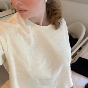 Hm croppad topp i frotté  - Oversized croppad topp i frotté. Aldrig använd. Beige. 