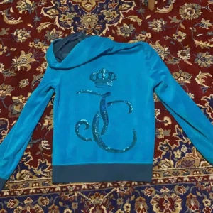 Snygg Juicy Couture Tröja  - Säljer denna snygga Juicy Couture tröjan i storlek S. En vintage gammal modell från Juicy Couture ”Black Label”. Inga skador eller defekter! Kontakta för mer info 💖