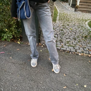 Zara jeans - Super fina gråa zara jeans i strl 36. Bra skick 💗 Kan skicka fler bilder privat!💓