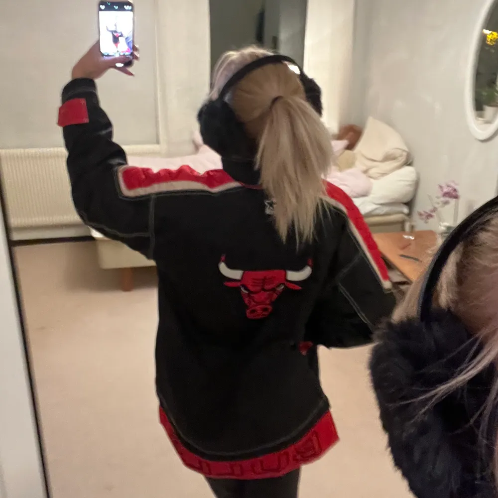 Säljer nu min Chicago bulls jacka som jag köpte på second hand i Malmö,köpt för 550kr den är i bra skick och nytvättad. Fin till hösten då den är ganska varm💞. Jackor.