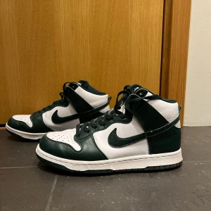 Dunk - Spartan green dunks high. Cond 8,5/10. Köparen står för frakten