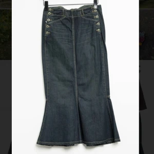 Jeanskjol!!!  - Världens vackraste kjol💔💔 Saknar en knapp tyvärr men det märks knappt. Superfin som kan användas alla årstider! 26 motsvarar ungefär 36! Skriv om ni vill se bilder där jag har på mig den!