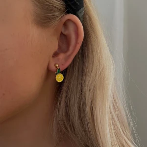 Örhänge Citron - Supersött örhänge i guldplätering med citronberlock! ”Citron” 69kr🍋Passar utmärkt att kombinera med vårt fina örhänge ”Snäcka” 89kr🐚! Frakt: 15-29kr*