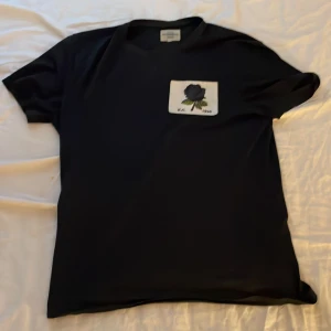 Kent & Curwin T-shirt  - ⚡️Säljer KC t-shirt. Nypris cirka 1000, köpt på NK. Knappt använd. Priset prutbart. Köparen står för frakt (49kr) ⚡️