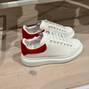 Alexander Mcqueen - Hej! Hjälper min syster att sälja sin Alexander mcqueens. Hon har använt de få gånger och ser inprincip nya ut efter tvätt.  Inköpta för 4900kr. Finns tyvärr inget kvitto, därav priset. Däremot följs allt med som finns på bild nr 3. Fraktas spårbart, Mvh