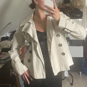 Beige höstjacka 🤎🤍 - Så fin beige höstjacka i mycket bra skick🤎🤍 Perfekt nu till de kallare dagarna med en stickad tröja under. Trendig!! 