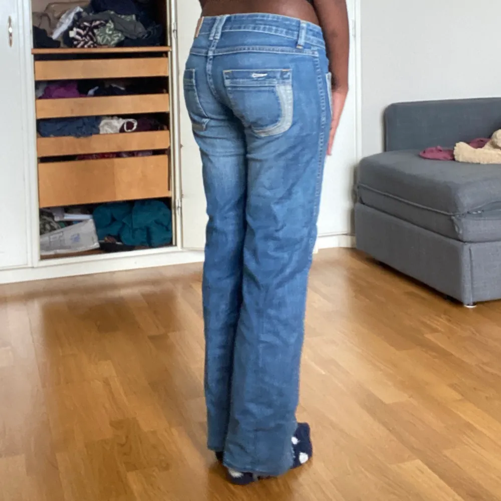 Ett par lågmidjade jeans köpta second hand. Endast använd en gång och inga defekter. Kontakta för fler bilder!. Jeans & Byxor.