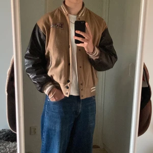 Varsity Jacka Vintage - Varsity jacka i mycket bra vintage skick Riktig bra passform för någon som har L (sitter nog lite oversize på nån med M) Skriv vid frågor eller för fler bilder! 100% äkta läder på ärmarna