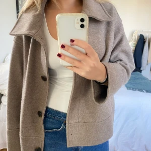 Höstjacka/ höstkappa - Jacka/kappa i en fin brun, beige färg. Supersöt nu till hösten💛🧡