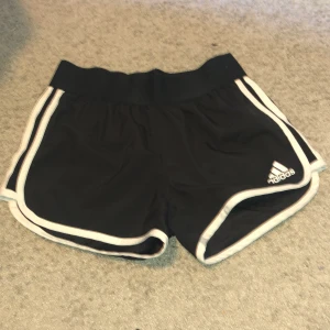 Adidas shorts - Säljer på grund av att jag inte använder dom