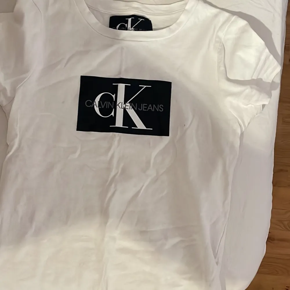 Säljer min Calvin Klein t-shirt, använd fåtal gånger.. T-shirts.