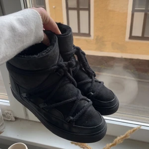 INUIKKI SVARTA SKOR - Säljer mina supersnygga inuikki skor! Bra skick, använts en säsong! Skickar gärna flera bilder 🫶🏼köpta för 2699 kronor