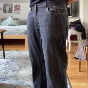 Oscar jacobson jeans, sköna och pösiga och as najs färg. passar någon  som är 165-175