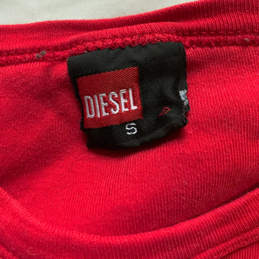 Röd Diesel t-shirt i strl S men har stretchigt material. Köparen står för frakten.. T-shirts.