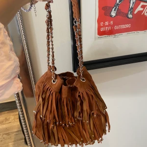 Väska  - Fin brun cool väska med nitar. Nästan aldrig använd. Köpare står för frakt☺️💕