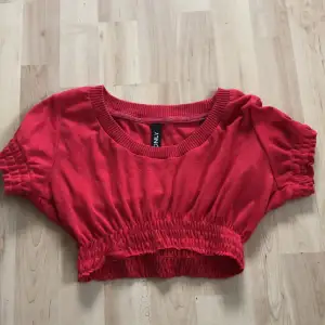 Röd tröja  väldigt kort  Säljs pga använder inte längre Bekväm Fint skick  