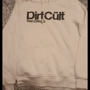 Dirtcult tröja vit - Storlek S unisex. Använd några gånger, som ny, använder inte längre så vill bli av med den. Tänker mig 400kr ink frakt, pris kan diskuteras 