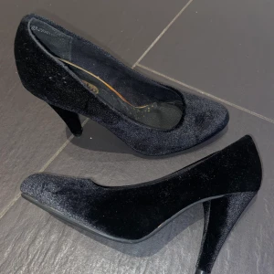 Vekhet klackar 37 - Storlek 37 svarta velvet klackar från dinsko. (ENDAST TESTADE) 