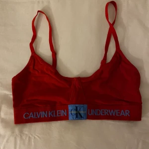 Bralette - En jättefin och skön bralette/topp från Calvin Klein. Aldrig använd! Storlek L men mer som en M! 😍