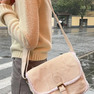 Corduroy bag från brandy melville! - Säljer denna super gulliga väska perfekt till vintern och helt slutsåld på brandys hemsida! Sista bilden är en liten fläck som är på baksidan av väskan. Det är också en liten fläck på insidan av bandet. Men dessa är omärkbara defekter. Nypris 440 kronor!🤍