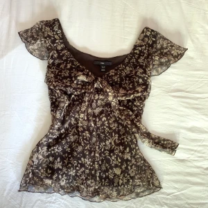 Så snygg hösttopp!! - Perfekta hösttoppen🌻🥂✨ sitter så snyggt och bekvämt, har ett väldigt fint övertyg i mesh med bruna blommor 🌹 gilmore girls känsla 🕖