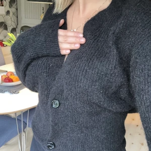 Stickad tröja strl XS - Stickad svart tröja från Lindex, säljer pga inte min stil längre