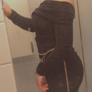 Svart off shoulder Klänning  - Svart off shoulder klänning, provad men inte använd 