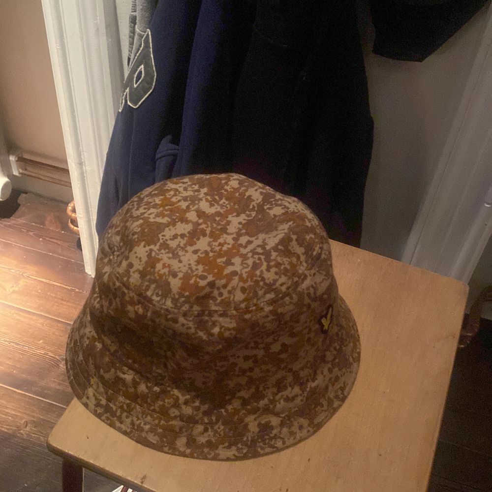 Det här är en lyle & scott bucket hat som mest har legat i min garderob, köpte den i maj och säljer den pga jag bytt stil. Frakt ingår inte!. Toppar.