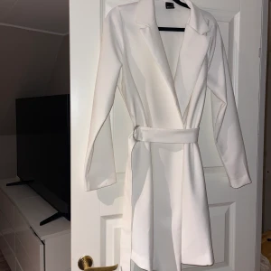 Kavaj jacka/klänning från zara - Köpt för 600 säljer för 150 kr
