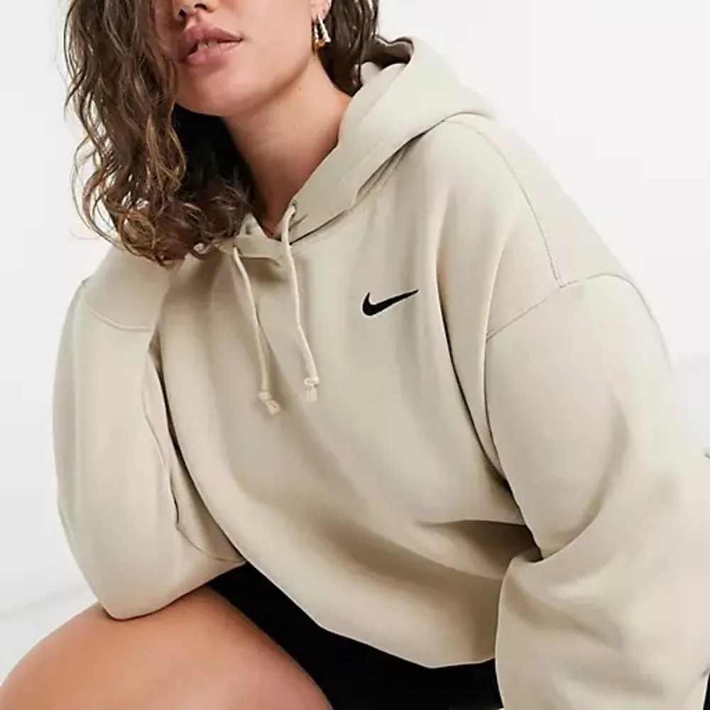 Beige Nike hoodie i mycket bra skick!🦋 •Storlek S •Frakt Tillkommer   • Har du några frågor är det bara att skicka ett meddelande, så svarar jag så fort jag kan.☺️ Ha en fin dag💕♻️. Hoodies.