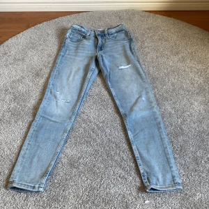 Ett par zara jeans. - Detta är ett par jeans från zara har använd 1 gång. 