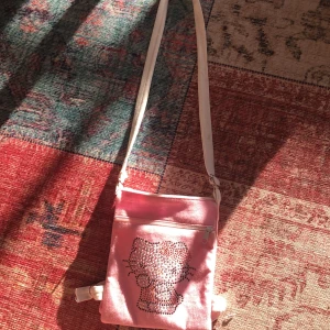 Hello kitty väska med strass - Super gullig hello kitty väska med strass☺️, köpt på second hand men jag har aldrig använt den💕