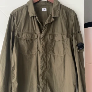 C.P. Company jacka/Overshirt - Rensar Garderoben Säljer nu min C.P. Company Jacka/Overshirt Endast använd fåtal gång Köpt på CareOfCarl för ca 2 år sedan. Skicka pm för fler bilder  Kan mötas men isåfall i Ystad-trakterna  Finns möjlighet att ändra till ej spårbar frakt om önskas.