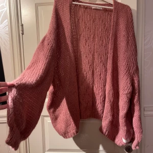 Odd Molly kofta - Säljer min stickade Odd Molly kofta då den inte kommer till användning här. Jätte skön och mysig. Nyskick, endast använd 2ggr Storlek 4