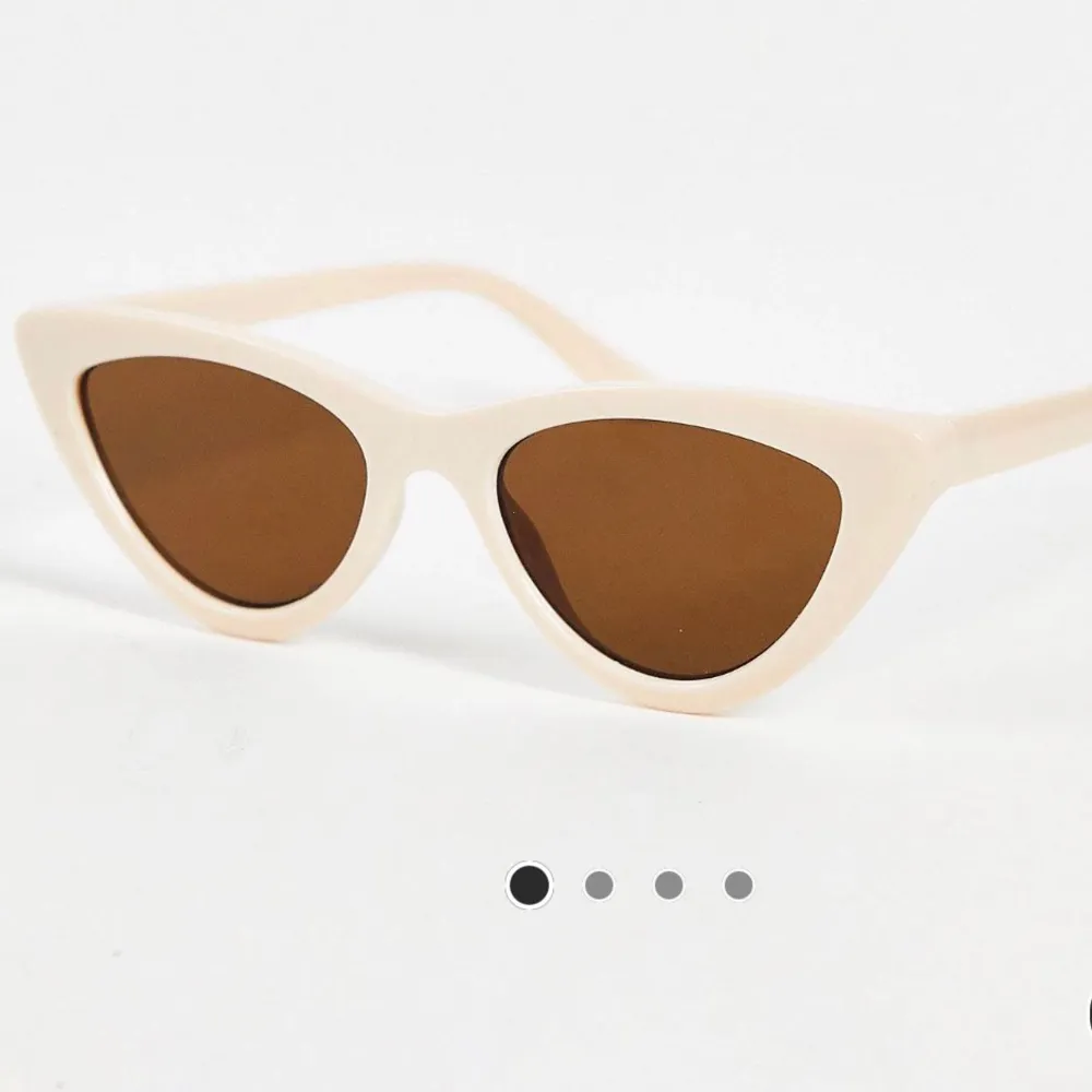 Paket med 2st par solglasögon. Säljs ihop för 60.- totalt. Svarta cateye solglasögon, Gina tricot. Beiga cateye solglasögon, Asos.. Accessoarer.