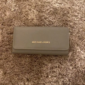 Plånbok  - En nästan helt oanvänd plånbok i fint skick.  60kr inklusive frakt. 