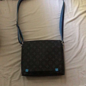 Alla storlekar  - Hejsan hejsan, nu säljer jag min lv väska. Jag köpte den förra sommaren och är it använd sen dess. Jag finner ingen användning för den och skulle vilja sälja den. Kan tänka mig att sälja den för 2500