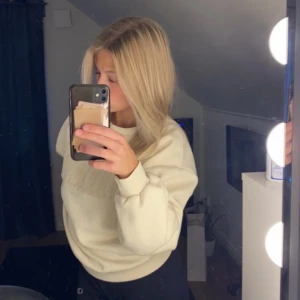 Sweatshirt gina - En fin sweatshirt ifrån ginatricot med tryck, den är i storlek xs. Tröjan har en liten prick som man kan se på den sista bilden, men inget man tänker på direkt🤍